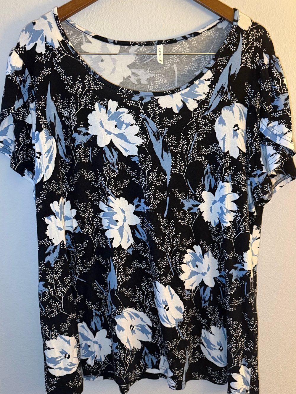 Women's Floral Scoop Neck Tee - Black & Light Blue